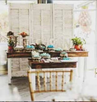 Mesa de madera con patas blancas