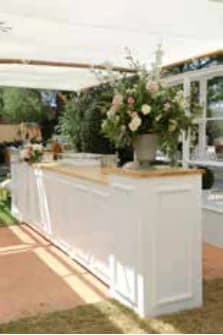 Barra elegante blanca con madera