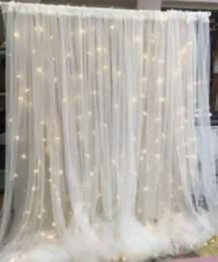 Arco con cortina de luces y tul