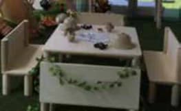 Mesa infantil con cuatro bancos